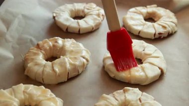 Esmer şeker ve tarçınlı puf böreğine elma dilimleri hazırlıyorum.