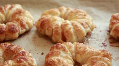 Lezzetli sonbahar tatlısı elmalı börek kahverengi şeker ve tarçınlı altın çıtır çıtır taze pişirilmiş stok videosu.