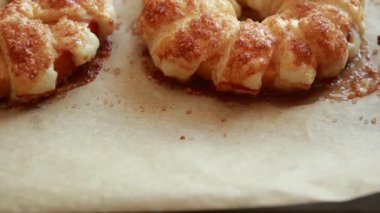 Lezzetli sonbahar tatlısı elmalı börek kahverengi şeker ve tarçınlı altın çıtır çıtır taze pişirilmiş stok videosu.