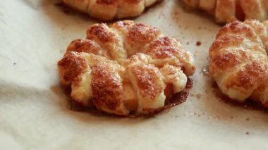 Lezzetli sonbahar tatlısı elmalı börek kahverengi şeker ve tarçınlı altın çıtır çıtır taze pişirilmiş stok videosu.