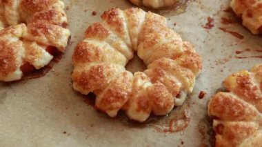 Lezzetli sonbahar tatlısı elmalı börek kahverengi şeker ve tarçınlı altın çıtır çıtır taze pişirilmiş stok videosu.