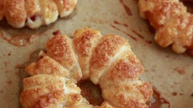 Lezzetli sonbahar tatlısı elmalı börek kahverengi şeker ve tarçınlı altın çıtır çıtır taze pişirilmiş stok videosu.