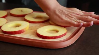 Ahşap kesim tahtasındaki elma dilimleri stok videosunu kapat