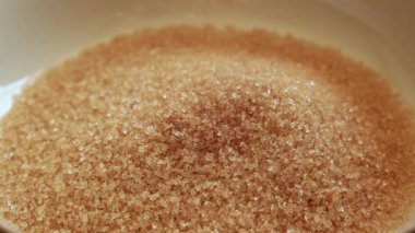 Esmer şeker tarçını ve hindistan cevizini bir kasede karıştırıp stok videosunu kapatıyoruz.