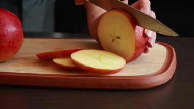 Ahşap kesim tahtasındaki elma dilimleri stok videosunu kapat