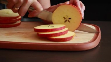 Ahşap kesim tahtasındaki elma dilimleri stok videosunu kapat