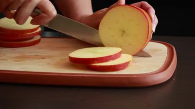 Ahşap kesim tahtasındaki elma dilimleri stok videosunu kapat