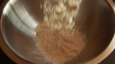 Bir kasede pişirmek için temel kuru malzemeleri karıştırıyorum. Stok videosunu kapat.