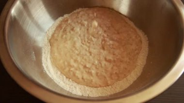 Yulaf ezmesini sağlıklı yemek tarifleri için bir kasede karıştırma videosu, yemek pişirme dersleri, kahvaltı fikirleri ve sağlıklı yemek hazırlama için ideal.