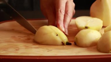 Tahta bir kesme tahtasının üzerinde taze armutların dilimlendiği yakın plan bir video. Yemek pişirme, pişirme hazırlığı, sağlıklı tarifler ve mutfak içeriği için mükemmel.