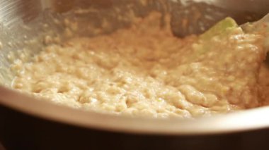 ham hamur hamuruna doğranmış ceviz ekleyerek stok videosunu kapat
