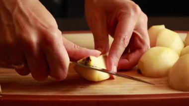 Tahta bir kesme tahtasının üzerinde taze armutların dilimlendiği yakın plan bir video. Yemek pişirme, pişirme hazırlığı, sağlıklı tarifler ve mutfak içeriği için mükemmel.