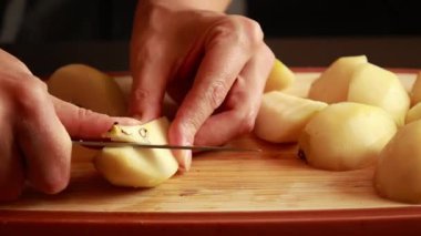 Tahta bir kesme tahtasının üzerinde taze armutların dilimlendiği yakın plan bir video. Yemek pişirme, pişirme hazırlığı, sağlıklı tarifler ve mutfak içeriği için mükemmel.