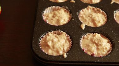 Kek tepsisinde pişmeye hazır çiğ armutlu çörekler.