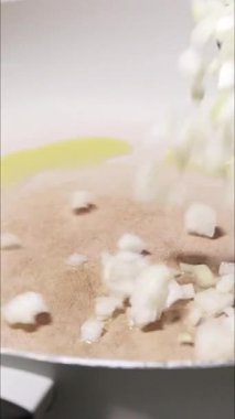 Dik çekimde doğranmış soğan pişirmek