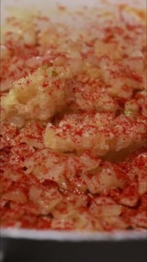 Doğranmış soğanı domates dikey görüntüsüyle pişirmek