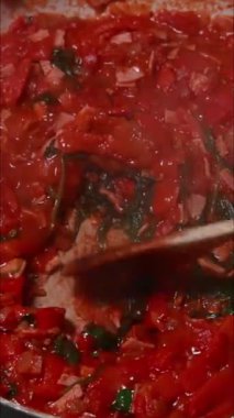 Shakshuka tarifi için pişirilen yumurta ve domateslerin dikey görüntüleri