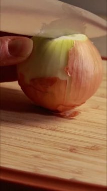 Sarı soğan doğrayan kadın dikey mutfak videosunu kapat