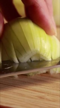 Sarı soğan doğrayan kadın dikey mutfak videosunu kapat