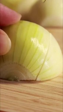 Sarı soğan doğrayan kadın dikey mutfak videosunu kapat