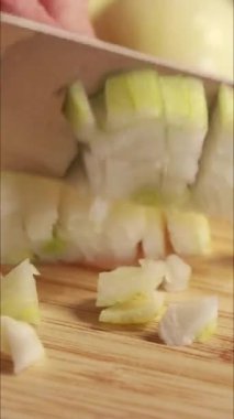 Sarı soğan doğrayan kadın dikey mutfak videosunu kapat