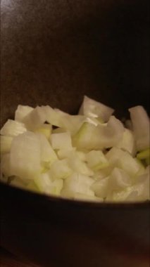 Sarı soğan doğrayan kadın dikey mutfak videosunu kapat