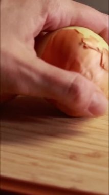 Sarı soğan doğrayan kadın dikey mutfak videosunu kapat