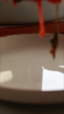 Geleneksel shakshuka çanağı pan dikey videoda yemek pişirmeyi kapat