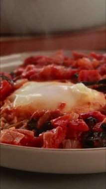 Geleneksel shakshuka çanağı pan dikey videoda yemek pişirmeyi kapat