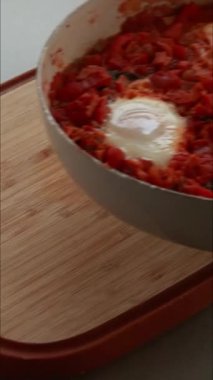 Geleneksel shakshuka çanağı pan dikey videoda yemek pişirmeyi kapat