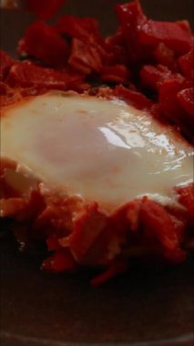 Geleneksel shakshuka çanağı pan dikey videoda yemek pişirmeyi kapat