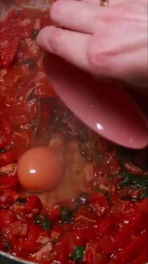 Ev yapımı yumurta ve domateslerin karıştırılmış videosu.