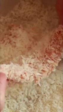 Hindistan cevizi kaplı tavuklar dikey pişirme videosu hazırlanıyor.