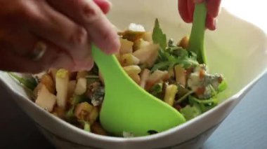 Roka, armut dilimi, mavi peynir ve karamelize cevizle taze bir sonbahar salatası hazırlıyorum. Mevsimlik sonbahar yemekleri, sağlıklı yemek için mükemmel.