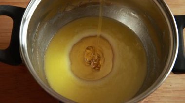 Erimiş tereyağı, tarçın ve bal küçük bir kaba karıştırılıyor.