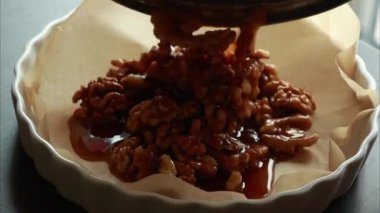 Cevizleri şekerli bir tavada karamelize etme sürecini kapat. Altın kıtır kıtır kumaş, sonbahar tarifleri, tatlılar, salatalar, atıştırmalıklar ve tatil için mükemmel.