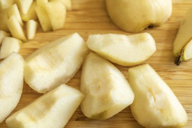 Taze sağlıklı armut dilimleri Tahtaya yakın meyveler