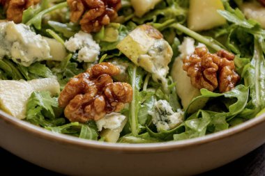 Armut peynirli ve cevizli sağlıklı sonbahar salatası.