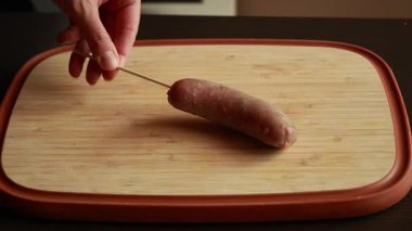 Çubuklu çiğ domuz sosisi. Parti için aperatif.