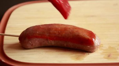 Domuz sosisleri bbq sosuyla kaplanıyor.