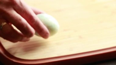 Cadılar Bayramı partisi için tüyler ürpertici çürük yumurtalar hazırlıyorum.