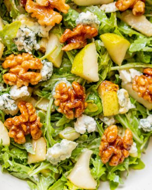 Armut peynirli ve cevizli sağlıklı sonbahar salatası.