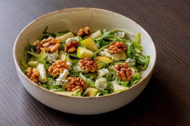 Armut peynirli ve cevizli sağlıklı sonbahar salatası.