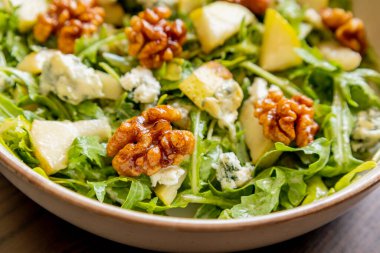 Armut peynirli ve cevizli sağlıklı sonbahar salatası.
