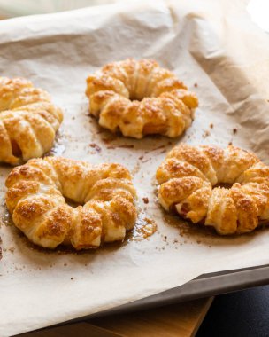 Altın çıtır elmalı puf böreği tatlısını yakından çek.