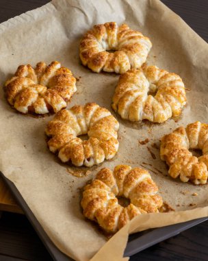 Altın çıtır elmalı puf böreği tatlısını yakından çek.