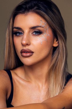 Örümcek ağı makyajlı güzel cadılar bayramı portresi