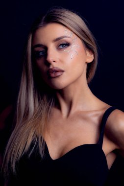 Örümcek ağı makyajlı güzel cadılar bayramı portresi