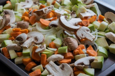 Sonbahar çiğ sebzeleri tepside fırında kızartılmış kabak havucu mantarı için hazır.
