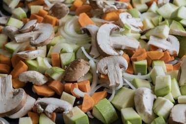 Sonbahar çiğ sebzeleri tepside fırında kızartılmış kabak havucu mantarı için hazır.